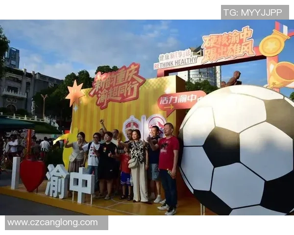 摆摊足球热潮来袭街头小球场点燃全民运动激情